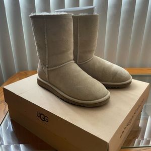 Classic ugg short size 5 in sand